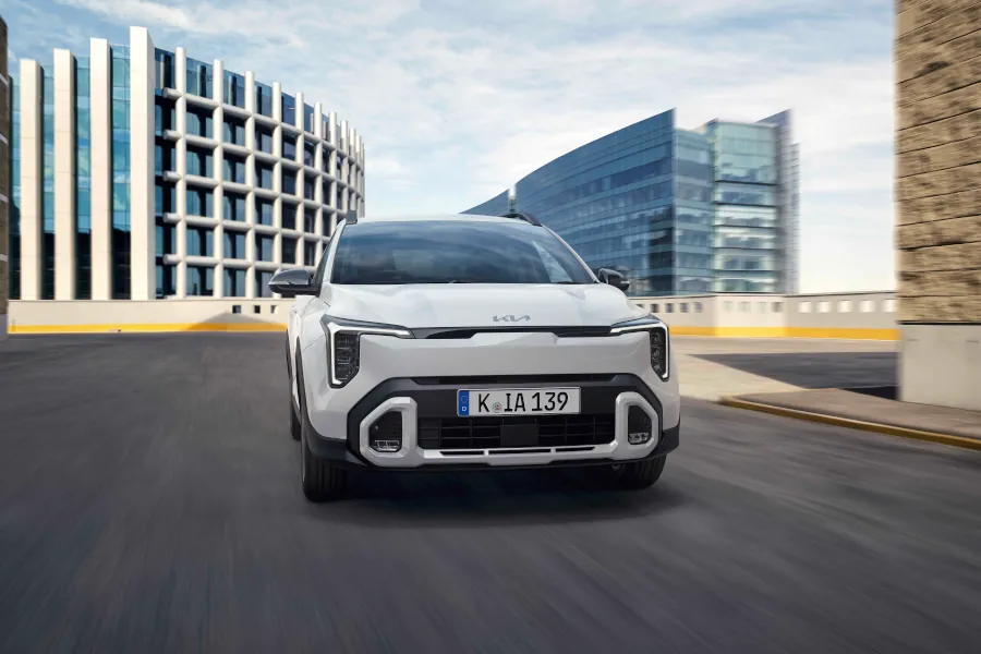 Kia Stonic driving front view