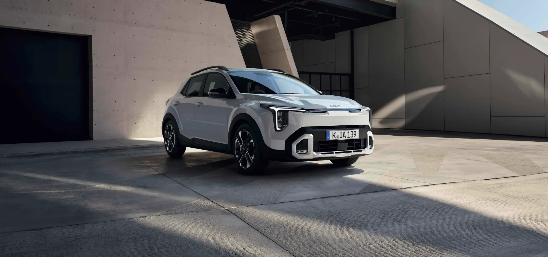 Kia Stonic GT-Line white front 3/4 view