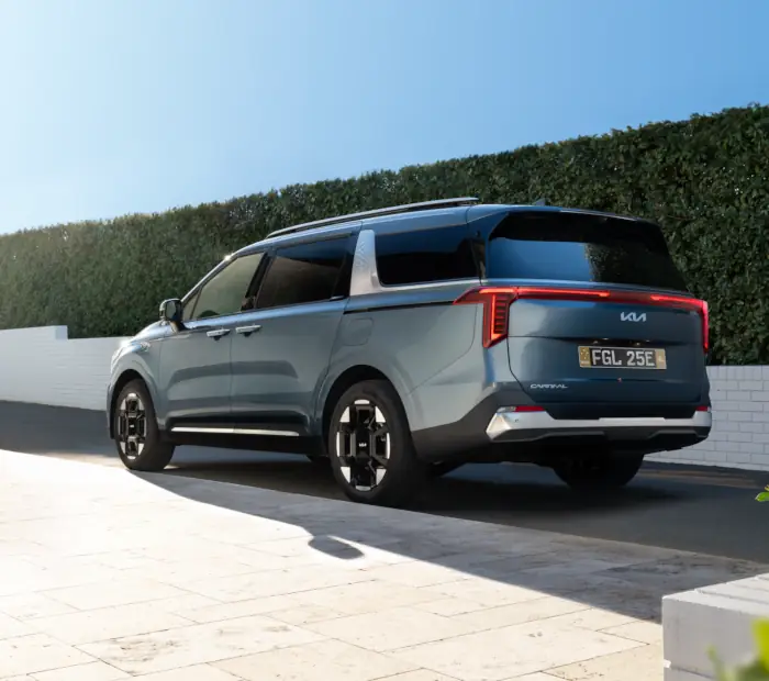 kia carnival rear three quarter view